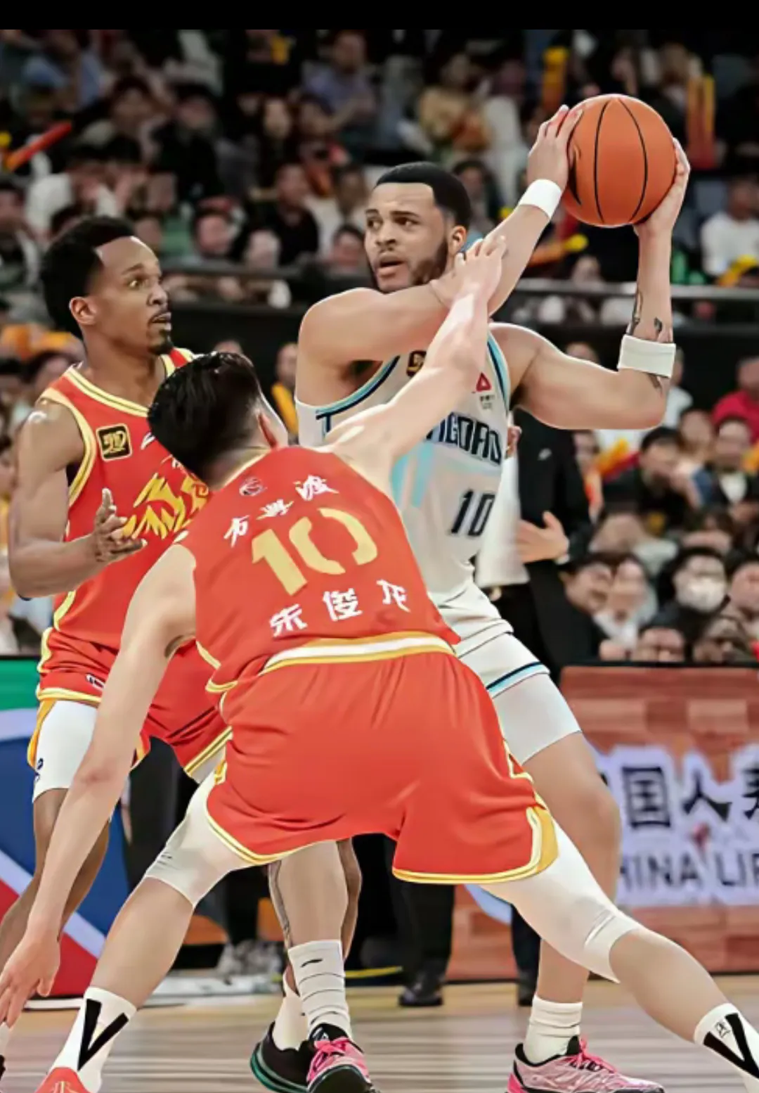 广厦男篮迎国王杯关键赛；清晨再遭质疑；赛场秩序良好；身体对抗强度拉满(国王杯赛程比分)
